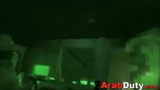 فتاة عمل عربية مارس الجنس من قبل الجنود في جولة الواجب