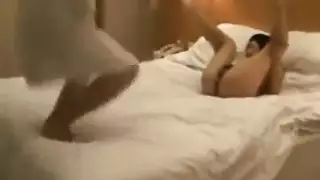 الفتيات اليابانيات، إلسا وإميلي يعطي متعة اللاعبين الحلو على المسرح وفي شققهم
