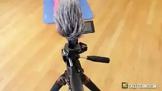 المراهقة السمراء صوفيا غريس تأخذ قضيب جارها بعمق