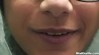 ميا خليفة تضع حفاضات