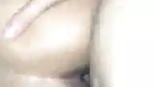 فتاة مثيرة تدعو حبيبها وأصدقاء والدها لثلاثي جنسي صريح