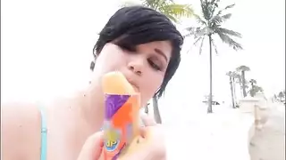 جلسة مص قضيب ضخم على شاطئ البحر