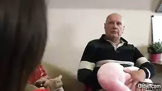 وجهة نظر: أنت الرجل الأصلع الذي تحصل على جنس فموي من مدخنة ساخنة