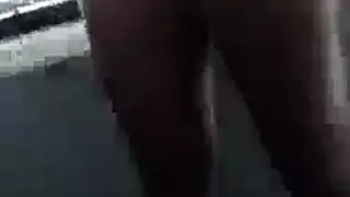 قبلهما الحماسية تصبح أكثر سخونة عندما يقذف على لسانها
