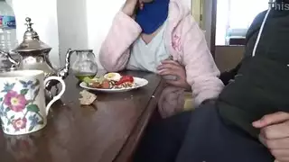 المراهقة اكل وجبة الفطور من مدربها