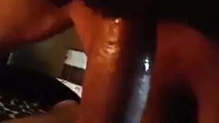 أم شقراء مثيرة تتعرى تمامًا لتصوير إباحي
