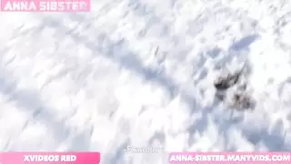 قضيبه الصلب يتحدى البرد عند بابها الخلفي