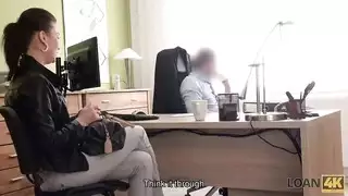مشهد إباحي صريح: فتاة عارية مع تقبيل شفاه مثالي