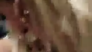 إباحية صريحة: شقراء مثيرات تخلع ملابسها لتاجر عطور