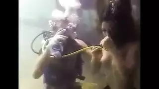 تدليك جسدي حسي يؤدي إلى دفع عميق وهزة جماع لسمراء