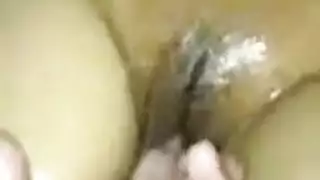 خادمة تظهر فرجها المحلوق لزبون متحمس