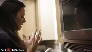البنت تشاهد امها مع فحلها