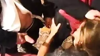 فتاتان مثيرتان تشاركان سدادة شرجية مع قضيب صلب على الأرض