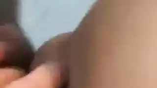 الخادمة الشهوة في الزي تأخذ قضيب رئيسها لجلسة إباحية