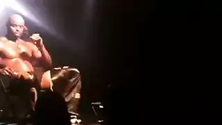 مشهد تبول إباحي قوي: قضيب أسود ضخم ينقع وجهاً