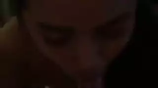 امرأة سمراء آسيوية مثيرة تعمل راقصة كما يتخيلها بعض أصدقائها على أنهم مص