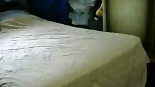 أم مهيبة تستسلم لفانتازيا الجنس الجماعي