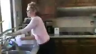شاب كبير يهدد أمه بالسلاح