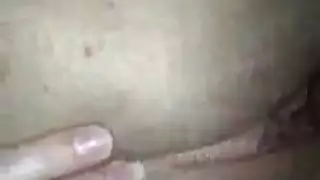 شقراء مبللة تأخذ قضيبًا ضخمًا وتحصل على حشوة منوية طازجة