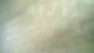 أم مثيرة تمارس جنسًا صريحًا مع ذكر أصغر في منزلها