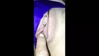 يدعك ويفرك كسها بقوة كبيرة