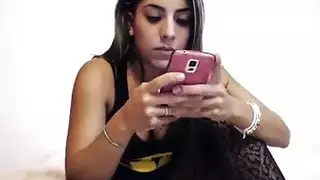 سمراء مفلسة تأخذ جنس عنيف في حلقها بينما صديقها غائب