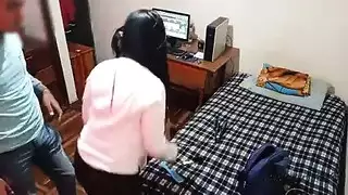 العريس المثار يمارس الجنس الشرجي المزدوج مع وصيفات الشرف أثناء تجميل العروس