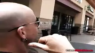 الزوجة الشقراء تحب أن تمتلئ مؤخرتها من رجل مضحك