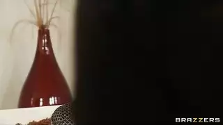 جالسة عنده