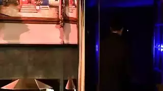 عاهرة سمراء تتعمق في الحلق وتأخذه في الثقبين