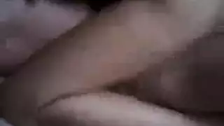 استمناء الفتاة الناعمة بقضيب لعبة ضخم