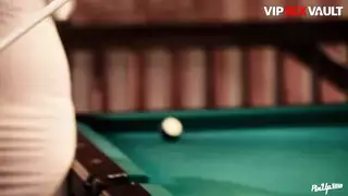 حفلة عيد ميلاد إكس إكس إكس: محترفات ممتلئات الجسم تخنقه بثديين ضخمين