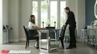 إصبعها في فرجها المبلل حتى تندفع عصيرها