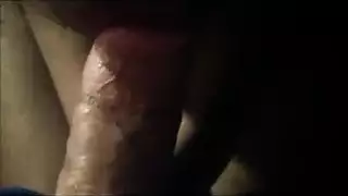 عاهرة إيبونية تحصل على فرجها مسمرًا من رجال