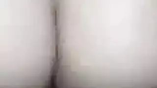 حركة جنسية مثلية صريحة: فتى يركب قضيبًا مشقوقًا