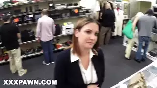 يدفع مبلغًا كبيرًا لمشهد لاتينية مبللة إكس إكس إكس