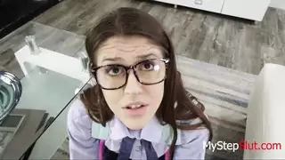 مراهقة جامعية تحب الحلق العميق والضرب المهبلي القاسي