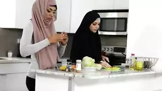 أم عربية سمراء تُضاجع بعمق من قبل رجلها