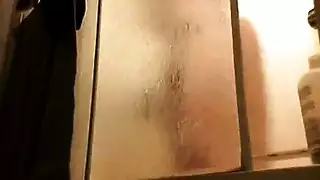 مص قضيب ضخم ينتهي بنيك شرجيّ قاسٍ