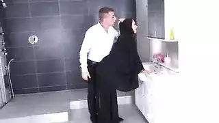 وهي بتحط الغسيل في الغسالة اتناكة