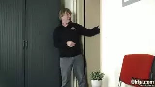 كس المراهقة الشابة المتقطر يستقبل عضو الرجل العجوز