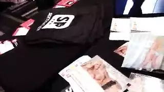 آشلي جينسن ورجل مدمن على مؤخرتها