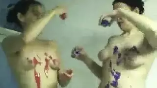 يذهب فاتوريات عارية إلى شاطئ عاري في منتصف اليوم واستمتع به