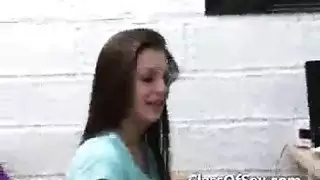 إباحية حوض السباحة: أربع مثيرات يُدَمَّرْنَ في فتحاتهن الضيقة
