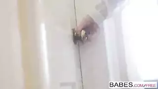 السكرتيرة المشاغبة تأخذ قضيبًا على الطابعة