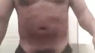 جنس سريع في حمام عام – عنيف وجاهز