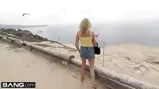 فيلم إباحي في المسبح يظهر أثداء صوفيا لوكس الطبيعية المذهلة