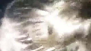 فتاتان تشاركان حزام في لقاء حميم