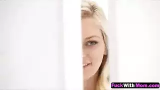 شقراء حارة تتخلى عن الأناقة من أجل مشهد دبل بنتري قاسي