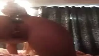 رجل متزوج يضرب فتيات الوشم بقوة على الأريكة